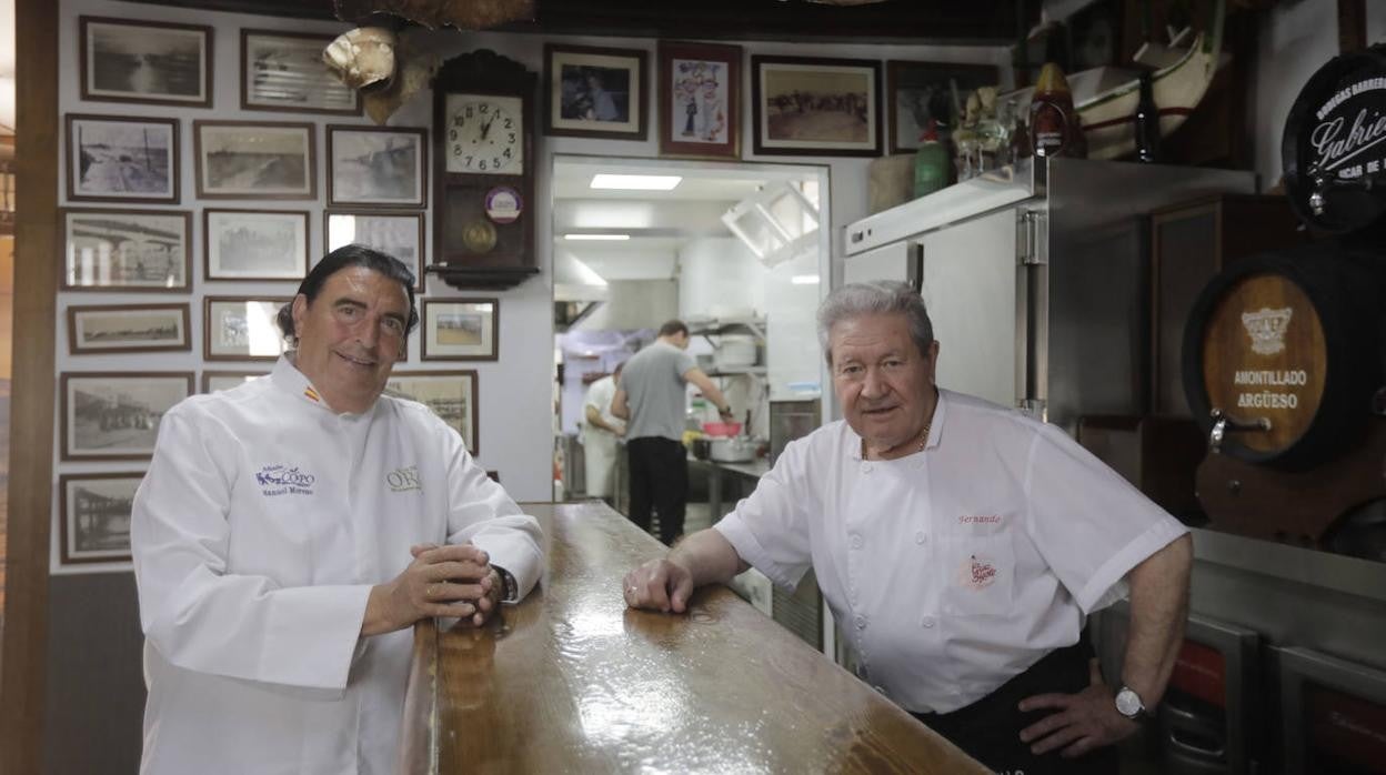 Manuel Moreno y Fernando Hermoso, en la barra de Casa Bigote