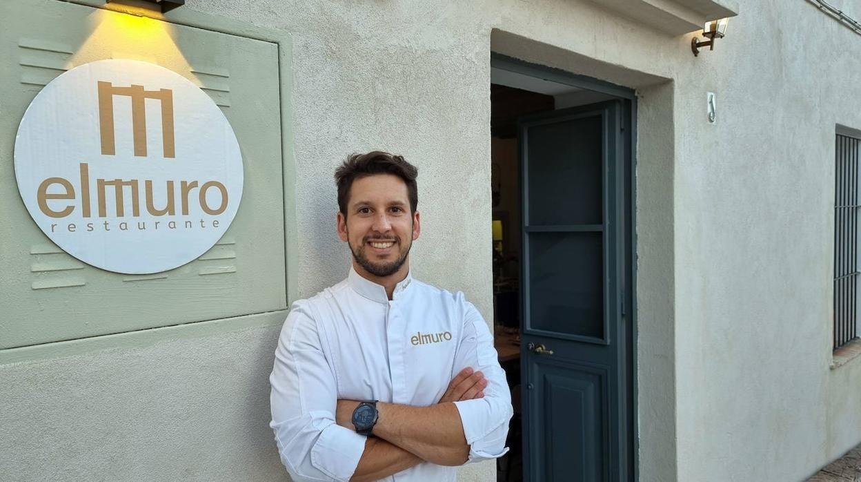 Paco Doncel, en la entrada de su restaurante, el Muro, en Vejer