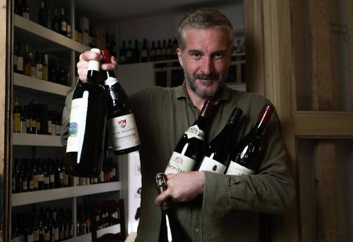 Armando Guerra, con varias botellas de vino