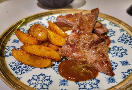 Abanico de cerdo ibérico macerado en kimcho con chutney de albaricoque