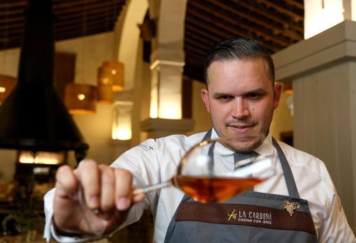 Fernando Ruiz, ante una copa de vino