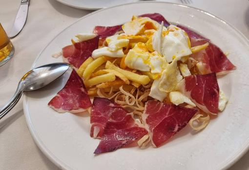 Huevos con jamón, cebolla frita y patatas