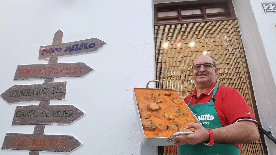 Paco Melero, en la puerta de su carnicería de Vejer mostrando el lomo en manteca