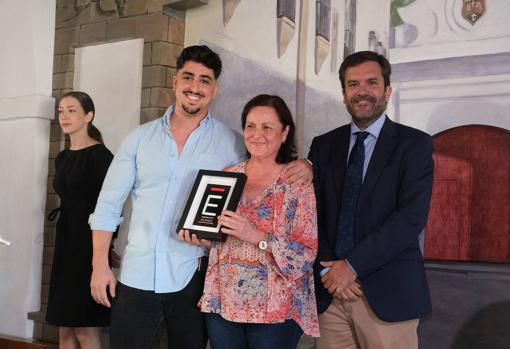 El director de La Voz, Ignacio Moreno, con Jaime Mena, de Akase, y la madre de éste