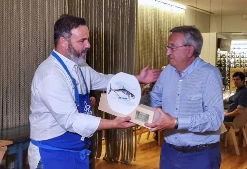 Uxío Labarta recibió el Premio Sartún de manos de Ángel León