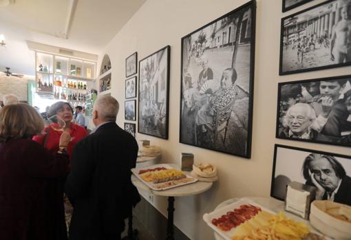 Las paredes están decoradas con fotografías