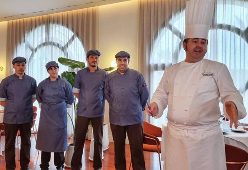 Leandro, con su equipo de cocina