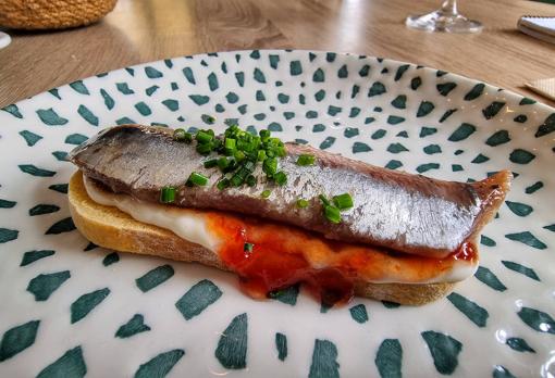 Sardina ahumada con queso Pajarete y mermelada de tomate de Conil