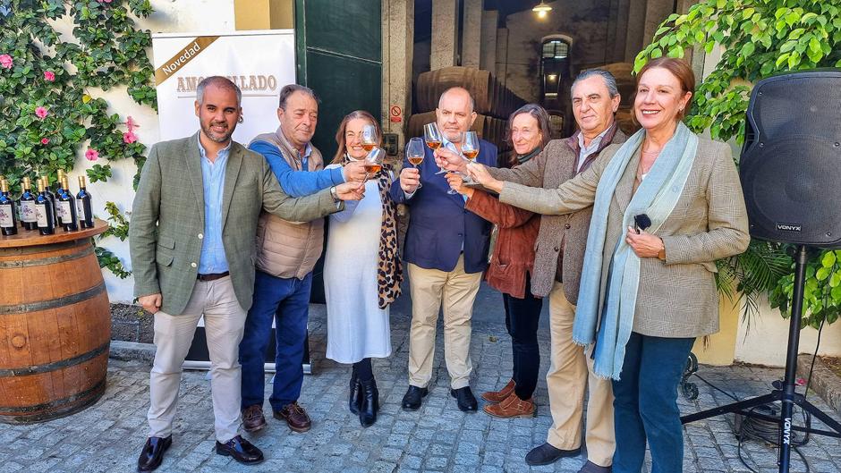 Los responsables de la bodega, con Fulgencio Meseguer en el centro, brindando con el Amontillado VOS