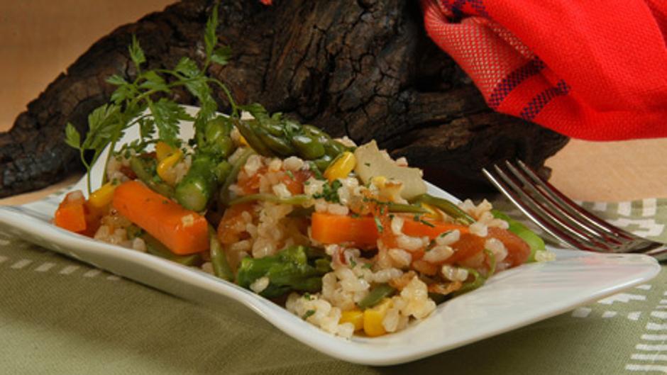 Cocina este arroz salteado con verduras, perfecto para vegetarianos