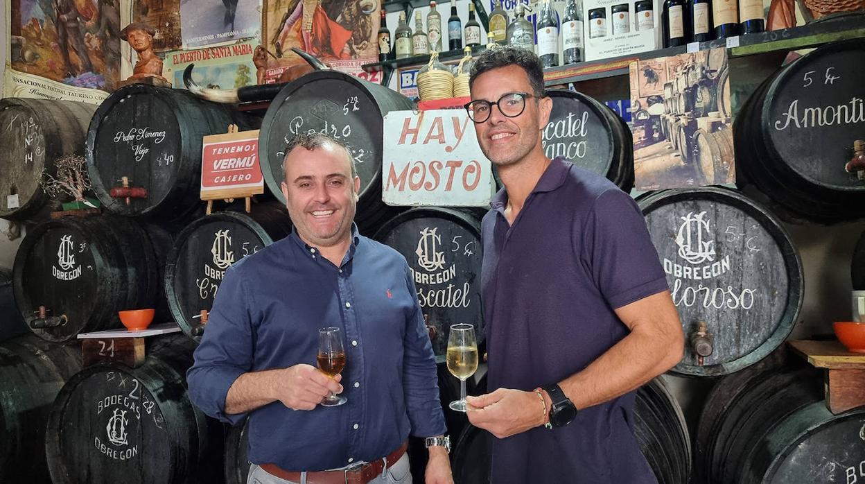 Fran Oliva y Jaime González, en las Bodegas Obregón de El Puerto de Santa María