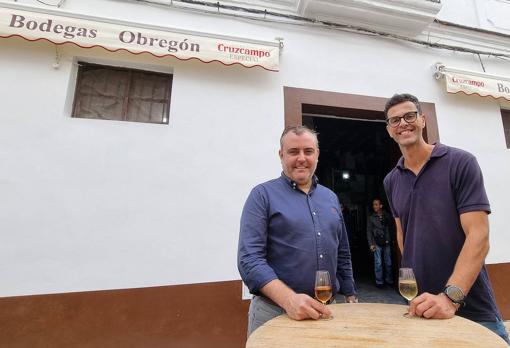 Fran y Jaime, en la entrada de Bodegas Obregón