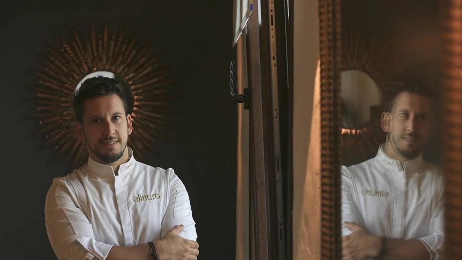 Paco Doncel, en el interior de su restaurante, El Muro, en Vejer
