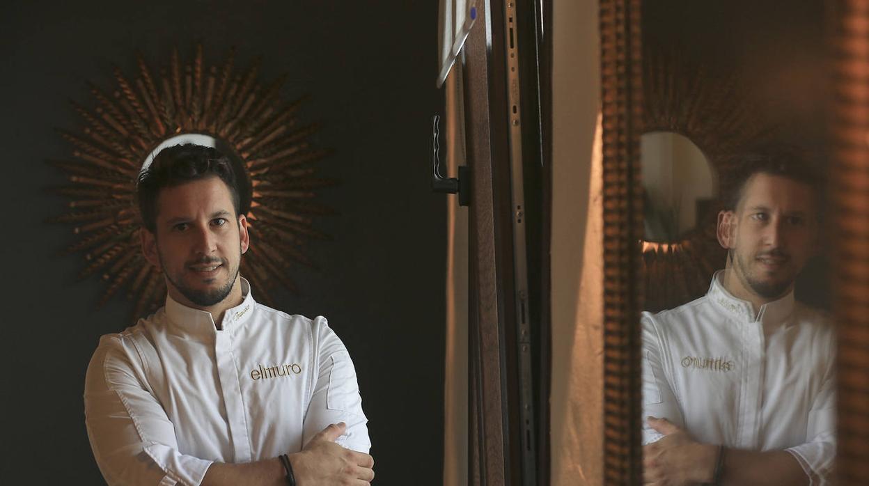 Paco Doncel, en el interior de su restaurante, El Muro, en Vejer