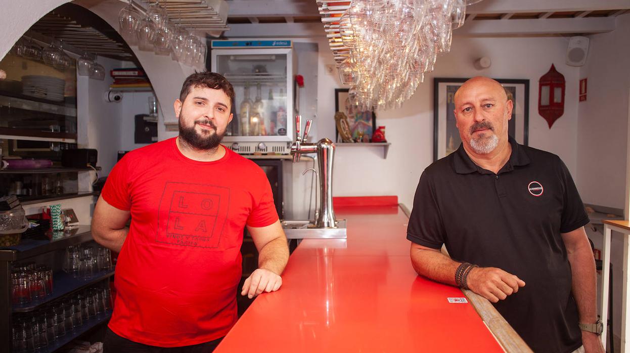 Fran Silva y Javier Peinado, en la barra de El Lola, en Tarifa