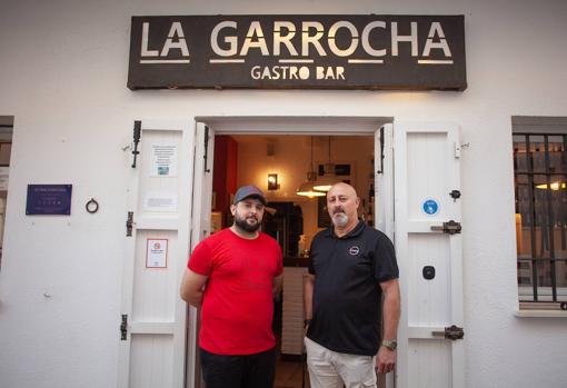 Los dos protagonistas de la entrevista, en la entrada de La Garrocha