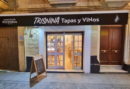 La entrada a Trisnina, en la calle Zorrilla