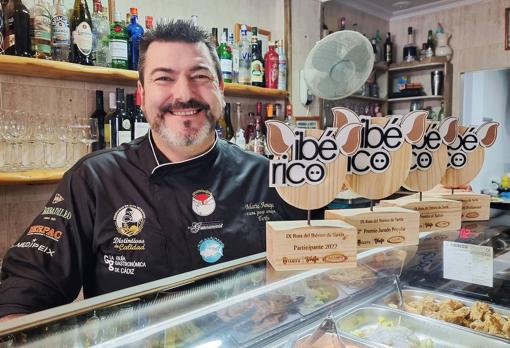 Mario Amaya, con los premios de la Ruta del Ibérico