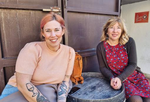 Chantal y Eva Amorós, hija y madre, en la entrada de su cafetería