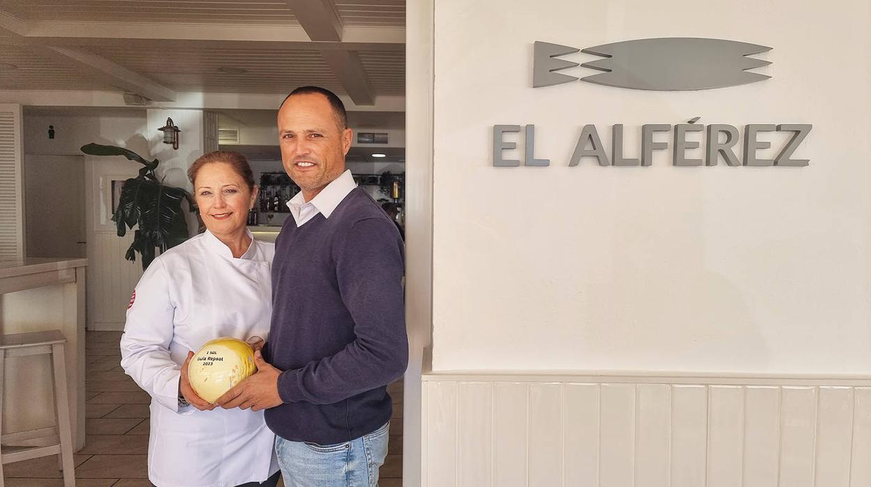 Beatriz y Paco, con el Sol Repsol a la entrada del restaurante El Alférez, en El Palmar