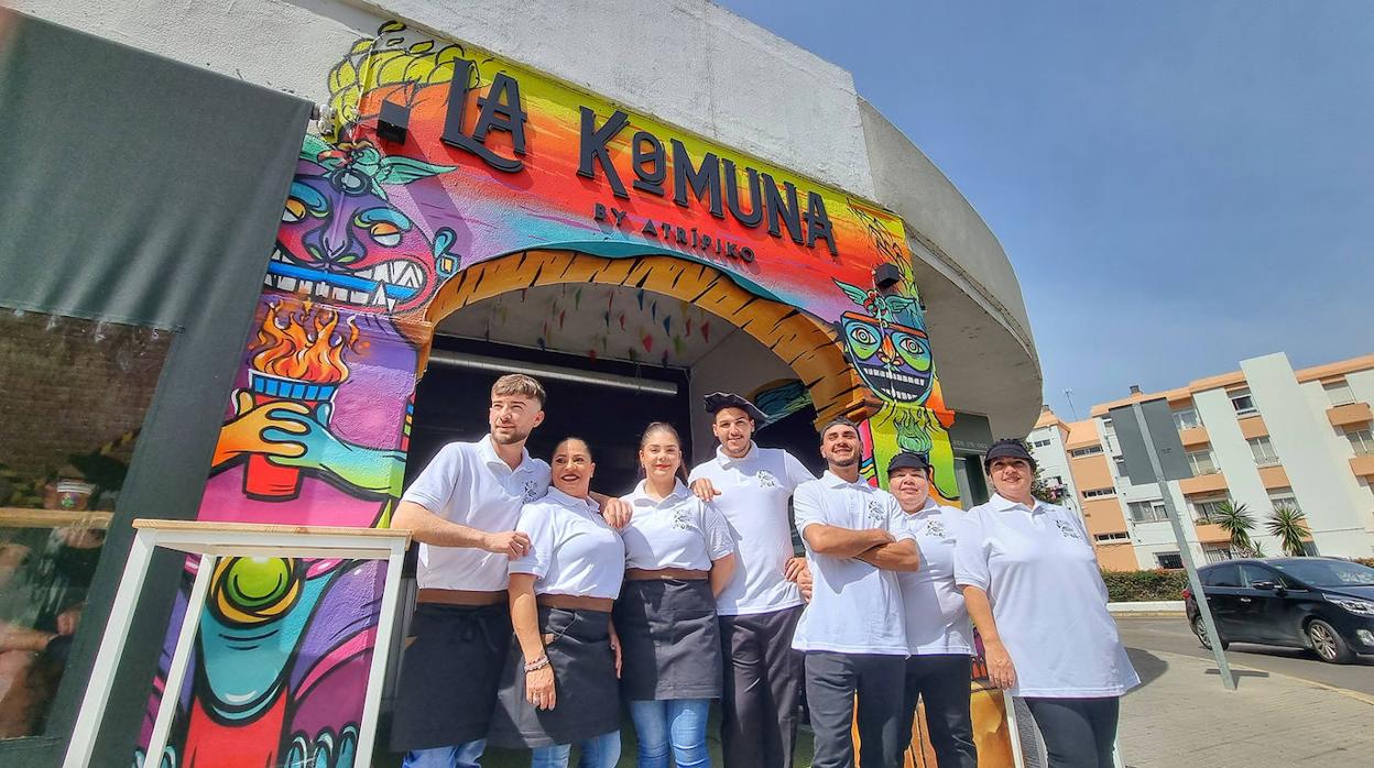 Santiago Moncada, con los brazos cruzados, junto a su equipo de La Komuna