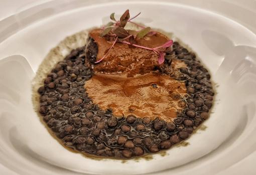 Lenteja caviar, carrillada de jabalí y maracuyá