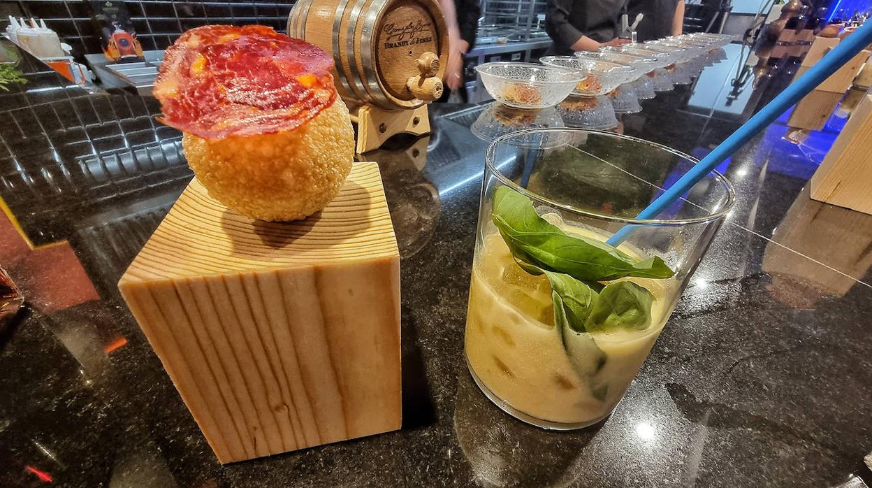 El panipuri de tagarnina con el gazpacho amarillo con ají y brandy Lepanto