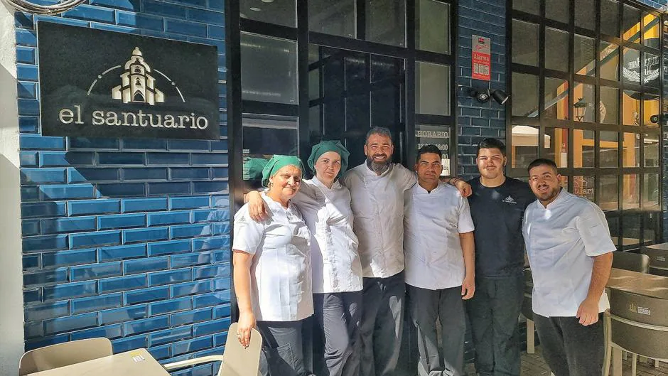 Eduardo González, tercero por la izquierda, con el equipo de cocina
