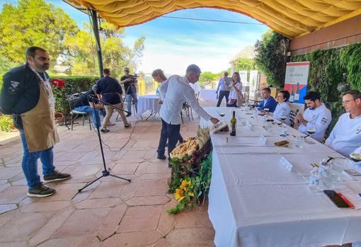 Fernando Naranjo, presentando su plato