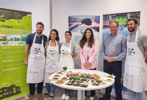 Parte del equipo de Ctaqua, con María del Mar Agraso con chaqueta