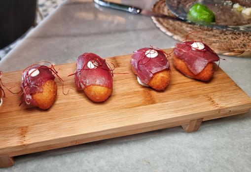 Croquetas líquidas de puchero con sashimi de atún