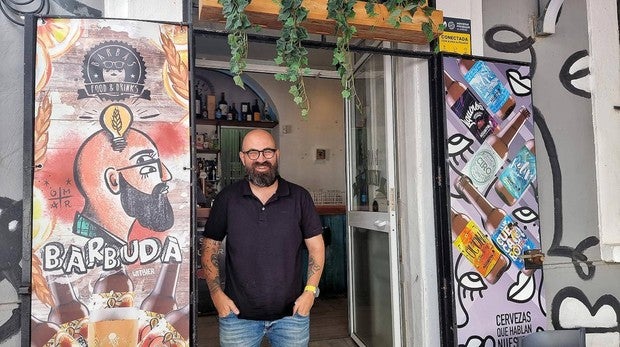 Jesús Martín, el Barbas, a la entrada de su bar en el centro de La Línea