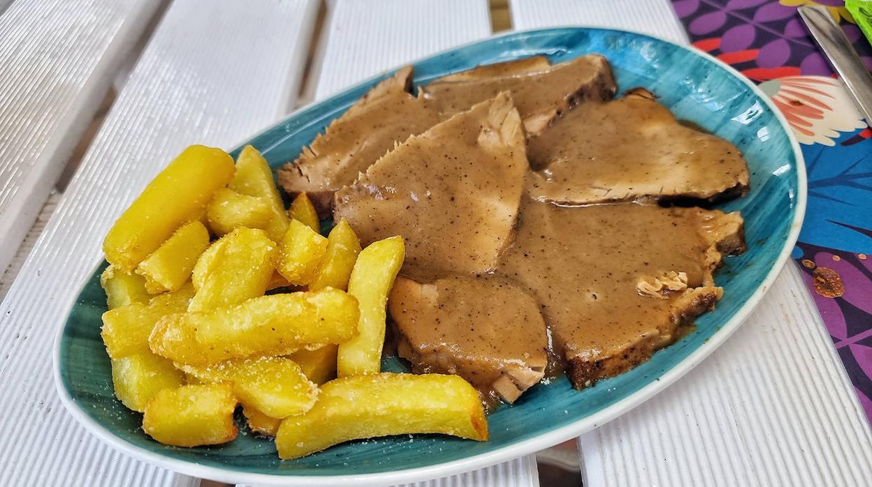 El atíun mechado es uno de los platos estrella de La Tertulia, en Zahora