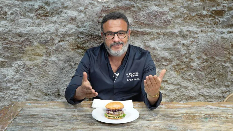 Ángel León, con la hamburguesa de pescado