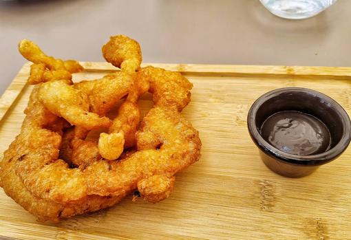 Buñuelos de bacalao y salsa de tinta de calamar