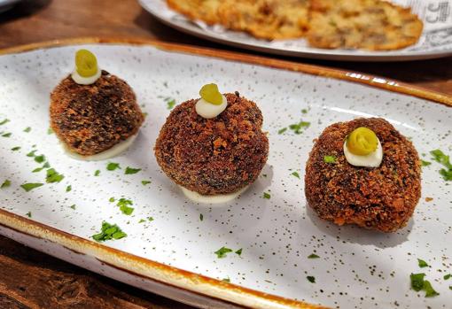 Croquetas de choco en su tinta