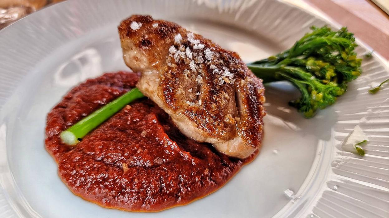 Barriga de atún con sofrito de tomate en Bodega Jerezana