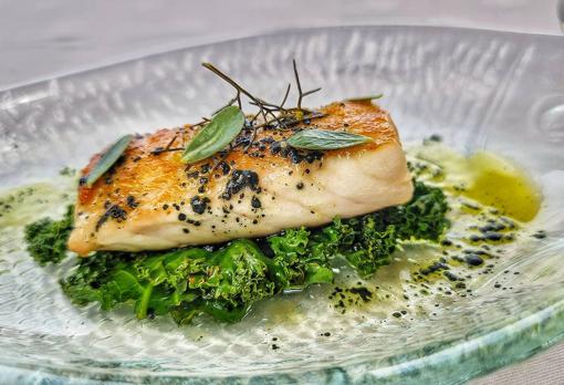 Lubina verde, con kale e hinojo silvestre