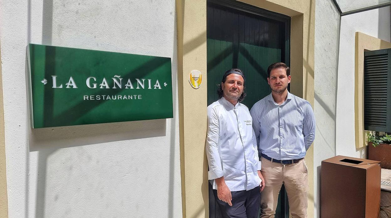 Pedro Reina y Antonio Salas, en la entrada del Restaurante La Gañanía