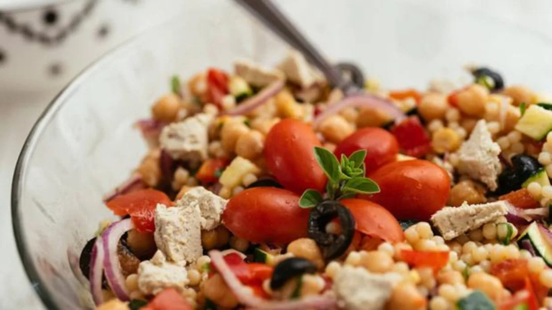 ¿Con qué acompañar la ensalada mediterránea primaveral de garbanzos con tomates y ventresca de atún?