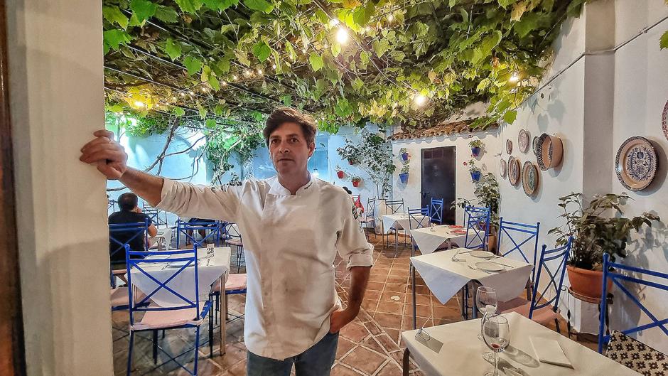 Diego Guerrero, en el Patio San Diego, su restaurante en Grazalema