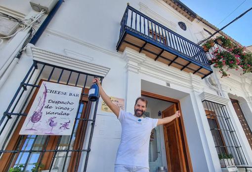 Sergio Nieto, en la entrada de Casa Martín 1920