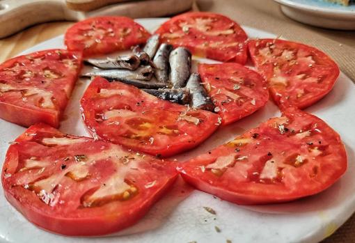 Tomate con sardinillas