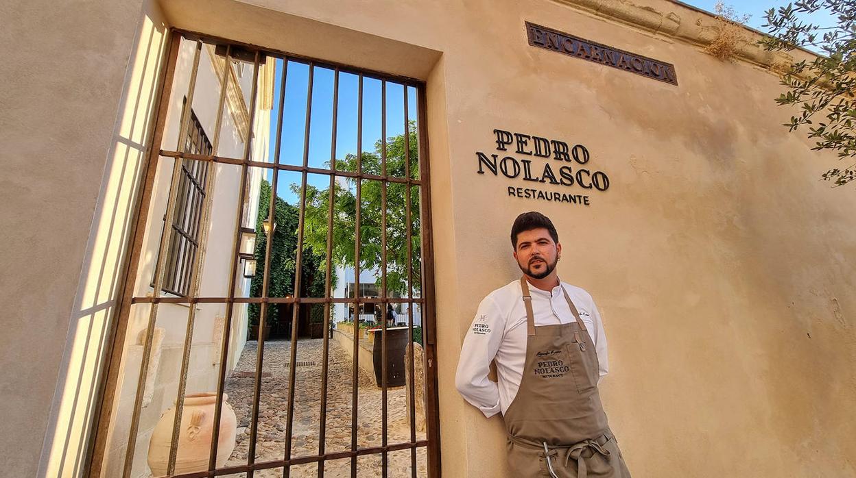 Alejandro Bazán, en la entrada del restaurante Pedro Nolasco