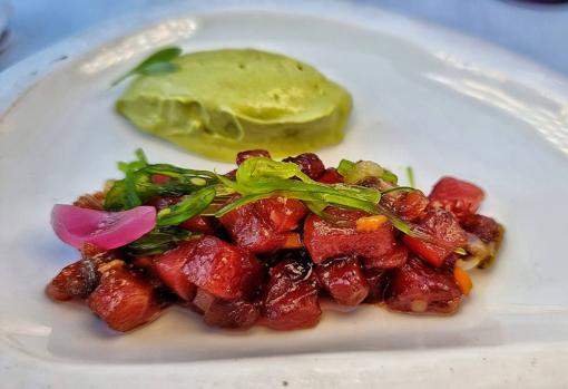 Tartar de atún con crema de aguacate