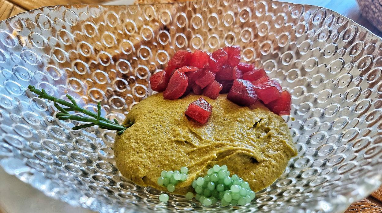 Tartar de atún con ajoblanco de pistachos y esferificaciones de queso