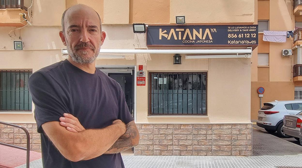 Eloy García, en la entrada de Katana Ya, en San Fernando