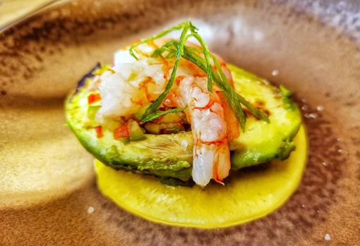 Aguacate con gamba roja y salsa picante