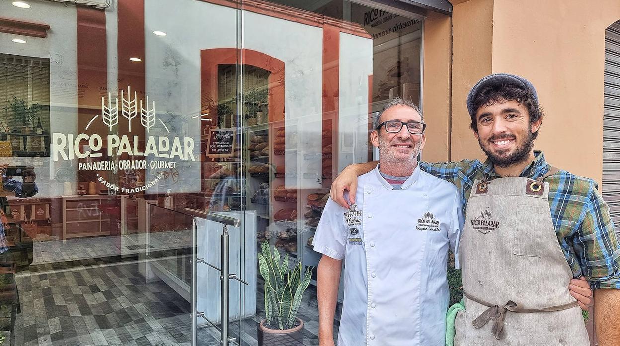 Joaquín González y su hijo, Dani, en la entrada de Rico Paladar, en Sanlúcar