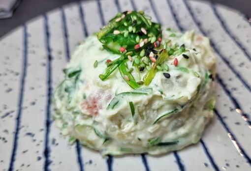 Ensaladilla de algas y salmón ahumado